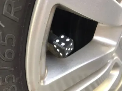 Bouchons de valve en forme de dé sur une jante (photo 1)